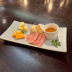 生ハムとチーズの盛り合わせ