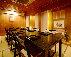 【嵐山】 5～12名様でご利用いただける座敷テーブルの完全個室です。豪華な雰囲気でお祝いの際などのご利用におすすめです！