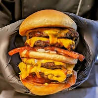 肉屋が本気で作るハンバーガーも人気です。