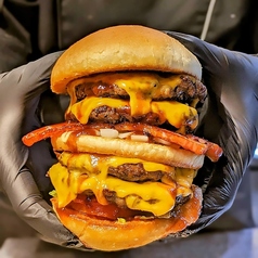 肉屋が本気で作るハンバーガーも人気です。