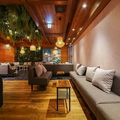 インテリアからこだわったSNS映え抜群の店内は、女性同士のカフェ利用にもおすすめ。※画像は系列店