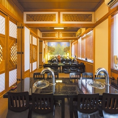 最大40名様まで利用できる貸切空間は、広々とした開放感と一体感が魅力。周囲を気にせず過ごせるため、歓送迎会や会社宴会、同窓会、記念日など大人数での集まりに最適です。さらに、シーンに合わせて席を組み替えられるため、どんなスタイルでも心地よく過ごせるのも嬉しいポイント。贅沢な貸切空間をぜひご利用下さい