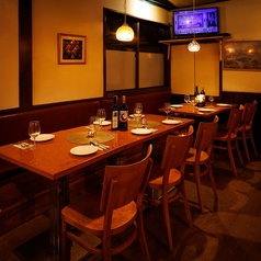 炭火焼タンドリーチキンやナンが人気！当店の人気メニュー、炭火焼タンドリーチキンやナンは、一度食べたら忘れられない味わい。スパイスが効いたジューシーなタンドリーチキン、自家製窯で焼き上げたナンは、どちらも自慢の逸品です。