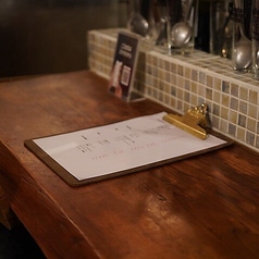 【カウンター席】おひとり様や少人数・デートにも最適なカウンター席を10席ご用意しております。目の前でピザを焼き上げる様子を眺めながら、ゆっくりとお酒を楽しめます。