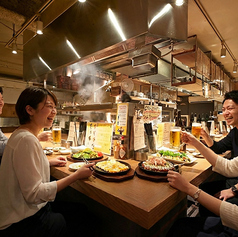 カウンター席からは目の前の鉄板で焼き上げるライブ感を楽しめ、大切な人とも距離の縮まる温かみのある木目のカウンターで楽しいひと時をどうぞ
