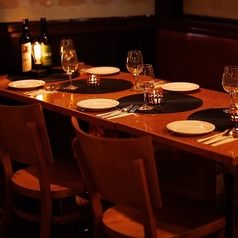 カジュアルな食堂でも美味しい料理が味わえるスタイルは、本場・インドの食堂も同じ!肩肘はらずに気軽にたのしめるダイニングは少人数から貸切OK!