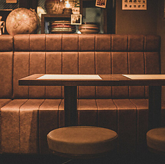 コンパクトながらも居心地の良いテーブル席は、親しい方との語らいにぴったりです。女子会やカジュアルなデートにおすすめ◎