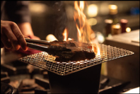 炭火でじっくり焼き上げる、厳選された常陸牛