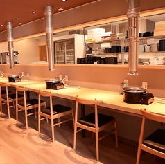 お一人様でも座りやすいカウンターのお席もご用意しております。カップルの方にもおすすめのお席です。