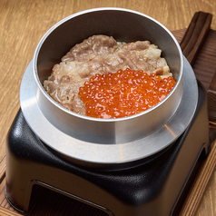 牛といくらの2色彩り釜めし