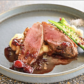 料理メニュー写真&nbsp;ハンガリー産鴨胸肉のロースト～フランボワーズソース