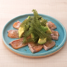 サーモンアボカドカルパッチョと海ぶどう