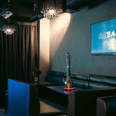 【ダーツ・カラオケ完備】お席のアレンジが可能な広々としたソファー席。店内のお席はレイアウト自由自在、駅近とは思えないプライベート感が人気◎ホテルのラウンジを思わせるお洒落でラグジュアリーな空間での肩肘張らないご宴会にどうぞ。女子会、誕生日、デート、合コンなど、雰囲気が大切なシーンで人気のお席です♪