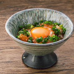 サーモンユッケ