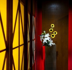 季節のお花がお出迎え。全室個室をご用意しております。