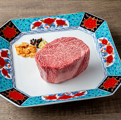 厳選黒毛和牛を、多彩な自家製タレと共に堪能する至福の焼肉。