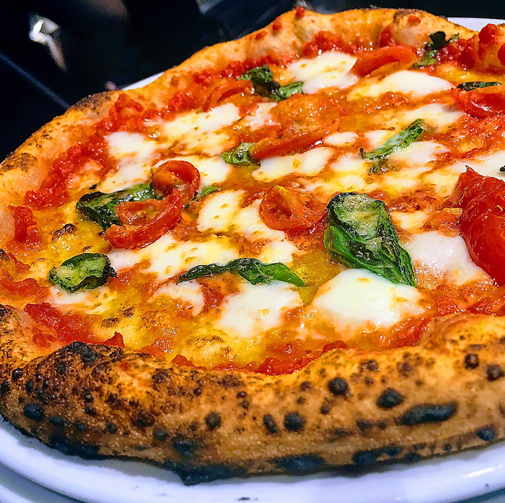 石窯で焼く本格ピッツァ、高温で素早く焼いた生地は外はパリッと中はモッチリ♪