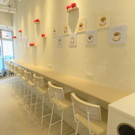 白を基調にしたかわいらしいイートインスペース