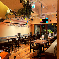 広々テーブル席は片側ソファーでレイアウト自在！最大30名様ほどの宴会もOKです！そして、大きな窓からは今池の個性豊かな人々を眺める楽しみも笑。2