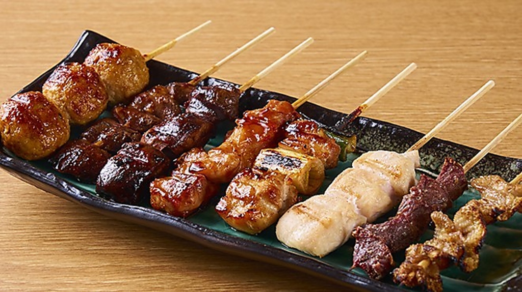 《看板メニュー》焼き鶏８種盛り合わせ☆プリッと食感とジューシーな味わいをお楽しみくださいませ