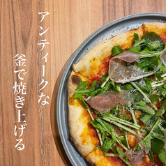 【ナポリ風窯焼きピザ】　看板メニューのピザ全6種!自家製トマトベースのピザやクリーミーなピザがズラリ!の写真