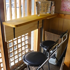 2名様用のカウンター席を1卓ご用意しており、おひとり様やご夫婦でのご利用にぴったりです。落ち着いた雰囲気の中で、心地よい時間を過ごせる空間を提供しています。お好きな料理を楽しみながら、特別なひとときをお楽しみいただけます♪