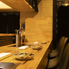 【カウンター4席完備】落ち着く照明に包まれた当店では、様々なシーンに合ったお席をご用意します！目の前で料理を作るライブ感を楽しみつつ、デートで静かに過ごせるカウンター席も完備♪心地よいひとときをお楽しみいただけます。特別な時間を、ぜひ当店でご堪能ください♪誕生日や記念日などにもオススメです！