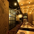 落ち着いたおしゃれな雰囲気が漂うテーブル席で素敵なお食事時間をお過ごしください！料理も豊富にご用意しております。