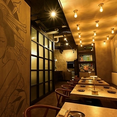 落ち着いたおしゃれな雰囲気が漂うテーブル席で素敵なお食事時間をお過ごしください！料理も豊富にご用意しております。