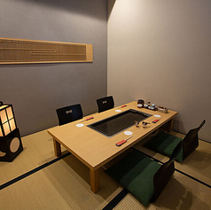 和の情緒溢れるお座敷席は、小さなお子様連れやご親戚の集まりにも安心してご利用いただけます。木の温もりに包まれた空間で、足を伸ばしてゆったりと本格鉄板料理を味わえるのが魅力です♪