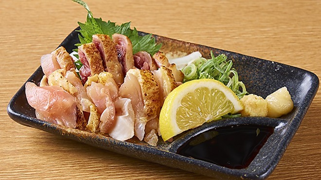 ジューシーな味わいの国産若鶏を贅沢に使用♪焼き鳥は毎日1本1本心を込めて串打ちしております。