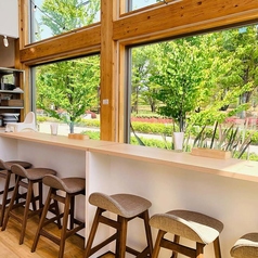 ゆっくりとカフェタイムに最適なカウンターのお席です。