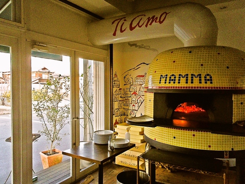 開放的でおしゃれな空間で、本場ナポリのイタリアンを食べられる店。