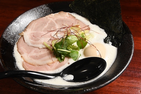 当店こだわりの高級地鶏「阿波尾鶏」でじっくりと煮込んだ真っ白なスープ！