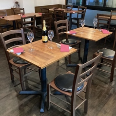 【落ち着いた雰囲気のテーブル席】<1～2名席×2席>使い勝手の良いテーブル席は、様々なシーンでご利用いただけます。ディナータイムは落ち着いた雰囲気の中、お食事をお楽しみいただけます。