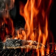 豪快な藁焼き体験！芳醇な香りがたまらない♪