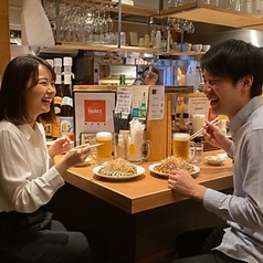 カウンター席からは目の前の鉄板で焼き上げるライブ感を楽しめ、大切な人とも距離の縮まる温かみのある木目のカウンターで楽しいひと時をどうぞ
