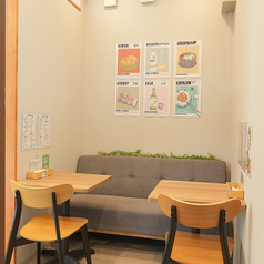 ごゆっくりお寛ぎいただけるソファー席◎