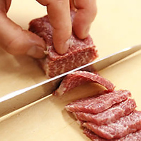 提供するまでの時間を逆算し馬刺しをカットする