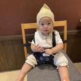 お子様をお連れの方や、ご家族でのランチ利用などにご利用いただけるベビーチェアをご用意しております。ベルトで固定されるタイプのチェアで、3歳ごろまでご利用いただけます。ご利用の際はお気軽にお申し付けください。