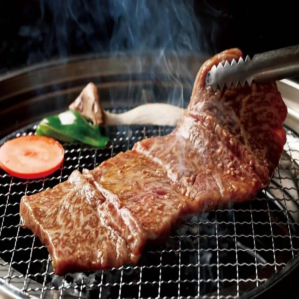 炭火で豪快に焼き上げるお肉は、肉汁たっぷりで旨み濃厚。香ばしい香りが食欲を刺激する自慢の焼肉！