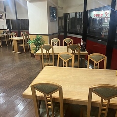 テーブル席はビジネスランチやデートにぴったり。カジュアルな雰囲気で、気軽に本格インドカレーをお楽しみいただけます。