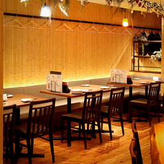 店舗中央のテーブル席は、オープンキッチンの真正面！調理風景を眺めながらお食事を楽しめます！角席にはちょっとした仕切りがあり、ちょっぴりプライベート感も！ファミリーにも心地よいおすすめのお席です！