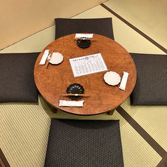古民家を改装した2階のちゃぶ台席。熊本県産の畳と昔ながらのちゃぶ台が織りなす、どこか懐かしく落ち着く和モダン空間です。実家に帰ったような安心感の中で、ゆっくりとお食事や日本酒をお楽しみいただけます。