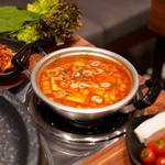 身体の温まる「スンドゥブ」や「ユッケジャン」は、韓国料理を味わい尽くすなら外せないメニューです