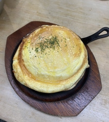 とろけたチーズが絶妙。熱々の鉄板で提供される『チーズポテト玉子焼
