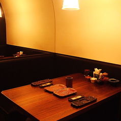 最大4名様までご利用いただけるテーブル席もございます。