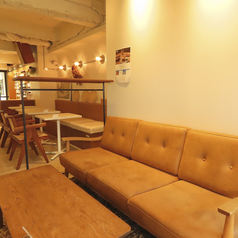ソファー席では心地いい座り心地の中ゆっくりとお過ごしいただけます♪