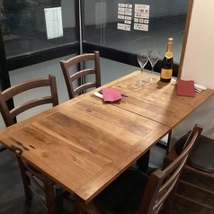 【女子会やデートに最適】<2名～4名席×4席>お洒落で落ち着いた雰囲気のお席は、大人のディナータイムにピッタリ◎女子会やデートに是非ご利用ください！ご友人やご家族でのお食事にもオススメ♪