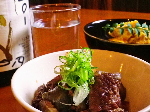 新鮮な食材とお酒がリーズナブルに楽しめる。路地にある隠れ家的居酒屋だ。